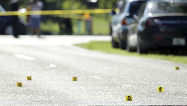 Маркеры вещественных доказательств на месте стрельбы рядом с клубом Club Blu в городе Форт Майерс, штат Флорида. 25 июля 2016