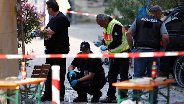 Сотрудники полиции на месте взрыва в Ансбахе. Июль 2016