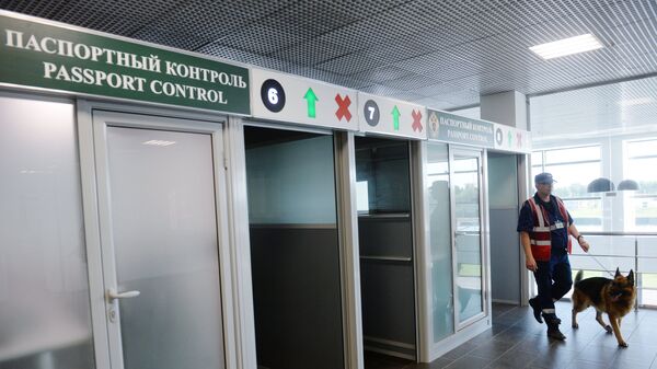 Сотрудник службы безопасности с собакой у зоны паспортного контроля нового международного аэропорта в Жуковском в Московской области