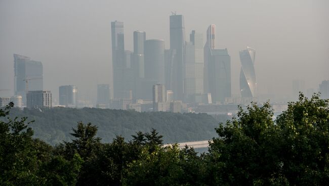 Смог в Москве. Вид на Московский международный деловой центр Москва-Сити с Воробьевых гор