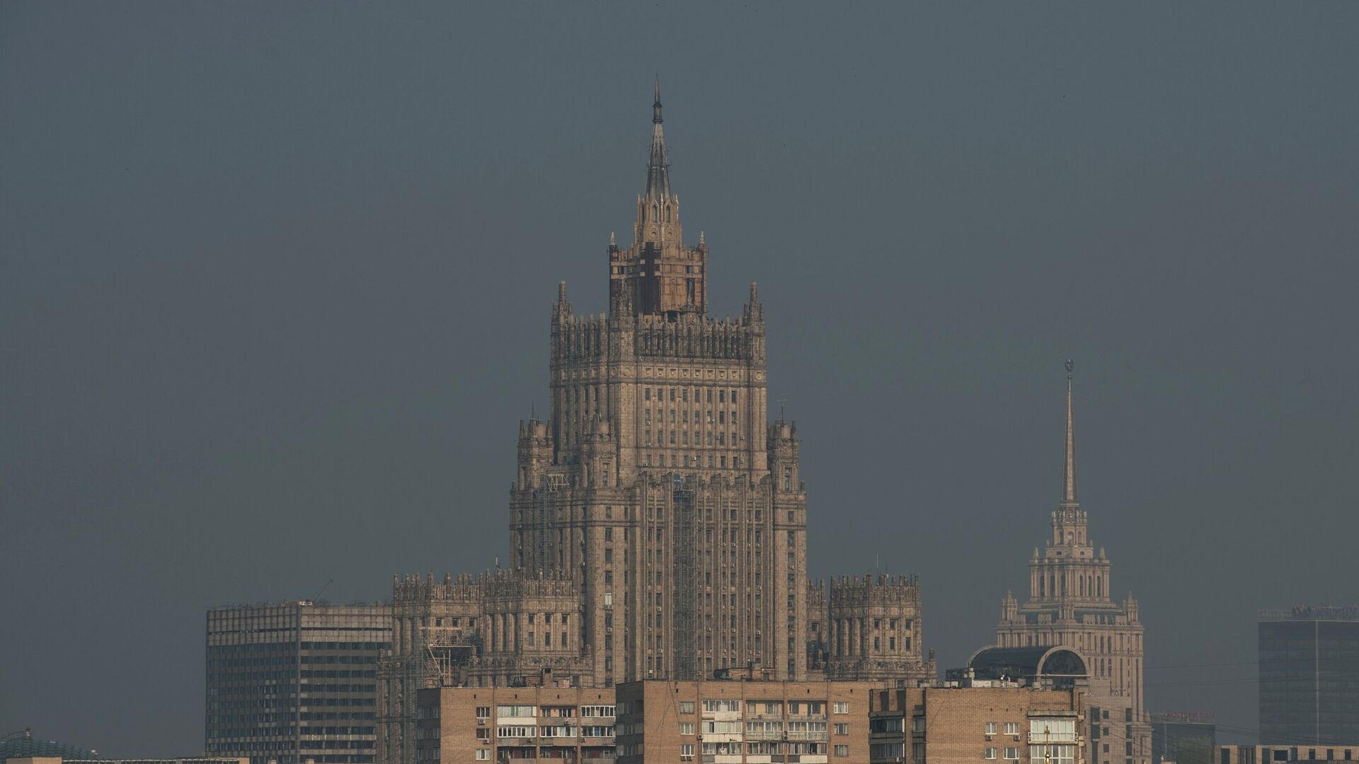 Смог в Москве. Здание министерства иностранных дел России - РИА Новости, 1920, 26.04.2021