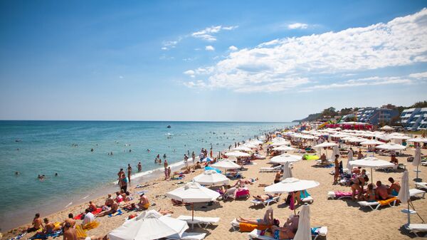 Туристы на пляже на побережье Черного моря в Болгарии
