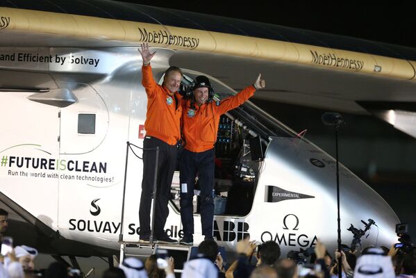 Самолет на солнечный батареях Solar Impulse 2 после посадки в Абу-Даби