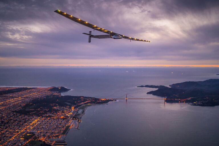 Самолет на солнечный батареях Solar Impulse 2 над Сан-Франциско, США