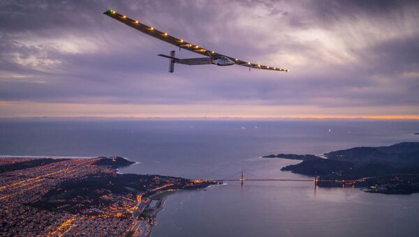 Самолет на солнечный батареях Solar Impulse 2 над Сан-Франциско, США