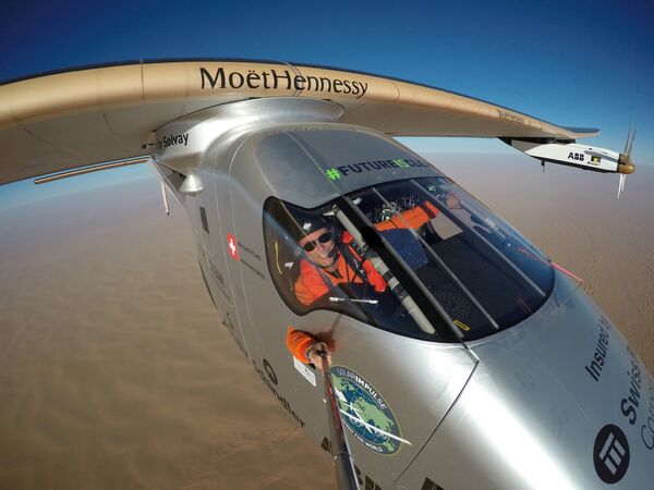Селфи из кабины самолета на солнечный батареях Solar Impulse 2