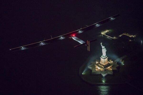 Самолет на солнечный батареях Solar Impulse 2 над Нью-Йорком