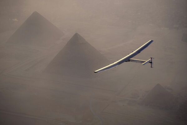 Самолет на солнечный батареях Solar Impulse 2 над плато Гиза, Египет