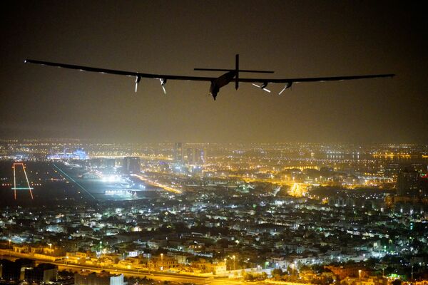 Самолет на солнечный батареях Solar Impulse 2 перед посадкой в Абу-Даби