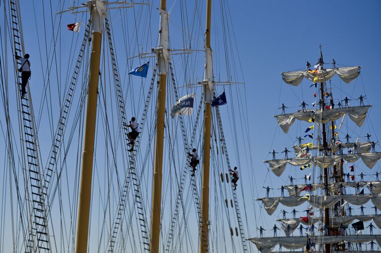 Участники международной гонки больших парусников Tall Ships в порту Лиссабона