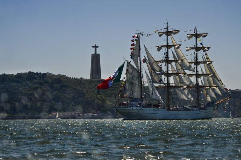 Участники международной гонки больших парусников Tall Ships в порту Лиссабона