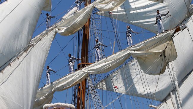 Участники международной гонки больших парусников Tall Ships в порту Лиссабона