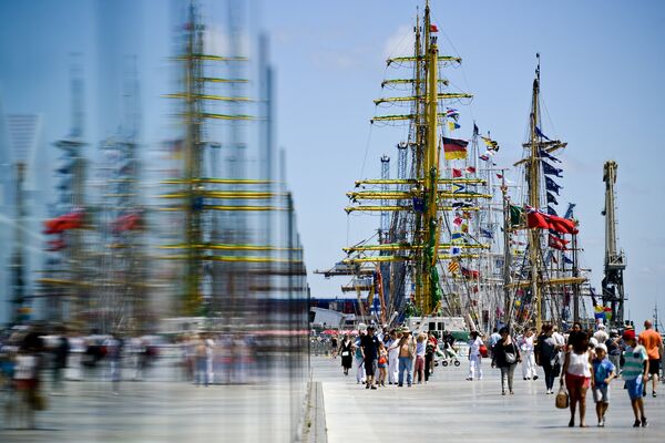Участники международной гонки больших парусников Tall Ships в порту Лиссабона