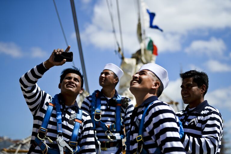 Участники международной гонки больших парусников Tall Ships в порту Лиссабона