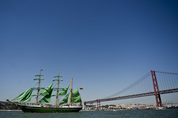 Участники международной гонки больших парусников Tall Ships в порту Лиссабона