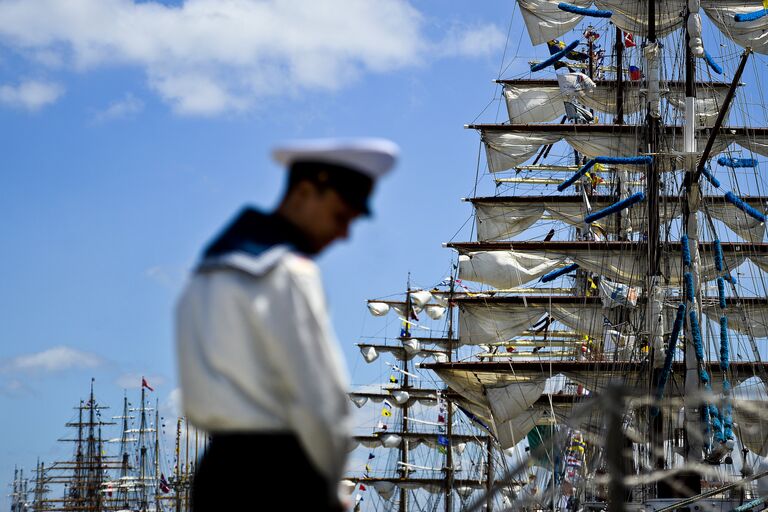 Участники международной гонки больших парусников Tall Ships в порту Лиссабона