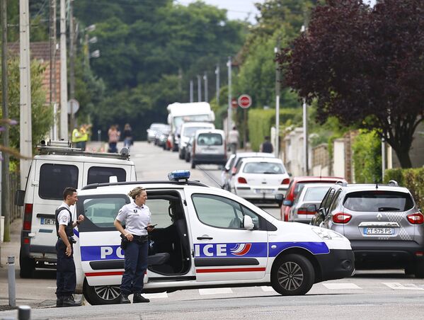 Сотрудники полиции на месте захвата заложников в Сент-Этьен-дю-Рувр, Франция. 26 июля 2016