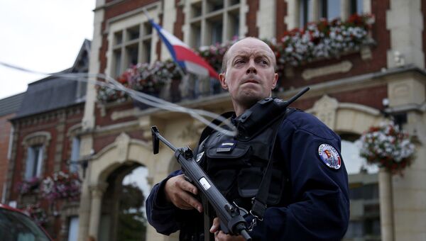 Сотрудник полиции у здания мэрии в Сент-Этьен-дю-Рувр, Франция. 26 июля 2016