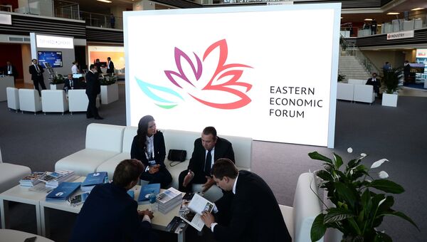 Участники и посетители Восточного экономического форума, архивное фото