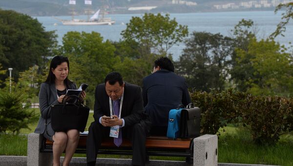 Участники Восточного экономического форума отдыхают в парке на набережной бухты Аякс. Архивное фото