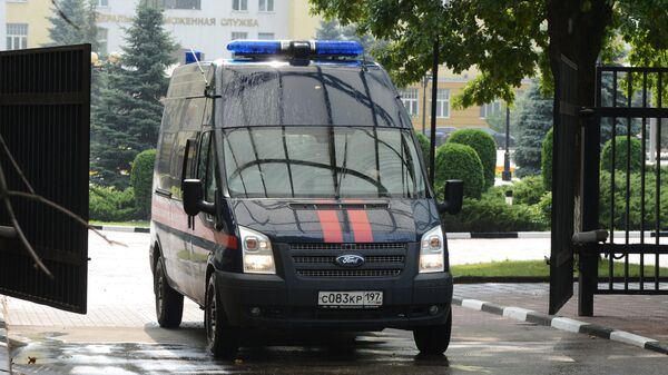 Автомобиль Следственного комитета РФ выезжает с территории центрального офиса Федеральной таможенной службы 