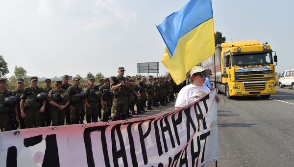 Украинские активисты блокируют движение крестного хода в Борисполе. 25 июля 2016