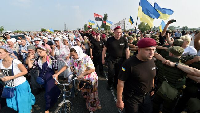 Украинские активисты блокируют движение крестного хода в Борисполе. 25 июля 2016