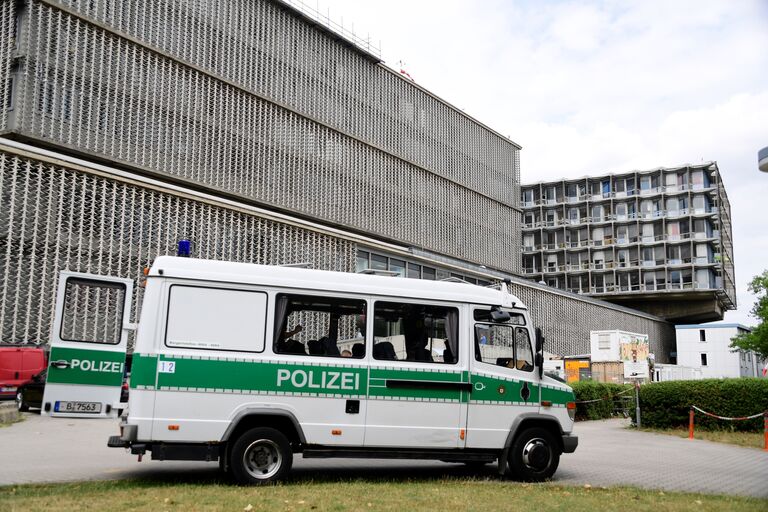 Полиция около университетской клиники в Штеглице где произошла стрельба. 26 июля 2016