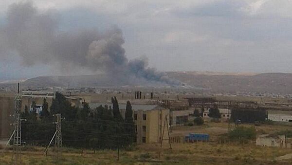 Дым от взрыва на оружейном заводе Араз Министерства оборонной промышленности Азербайджана
