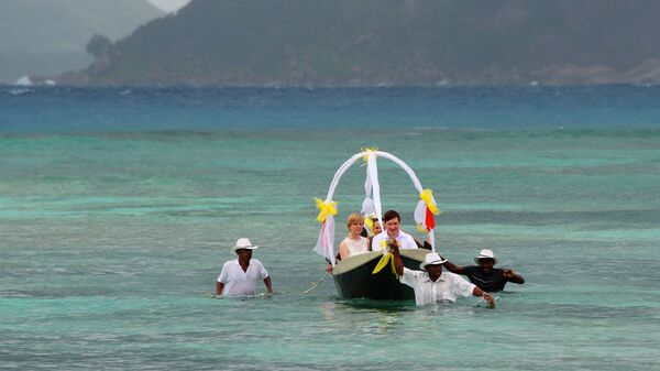 Молодожены в лодке в окрестностях острова Ла Диг