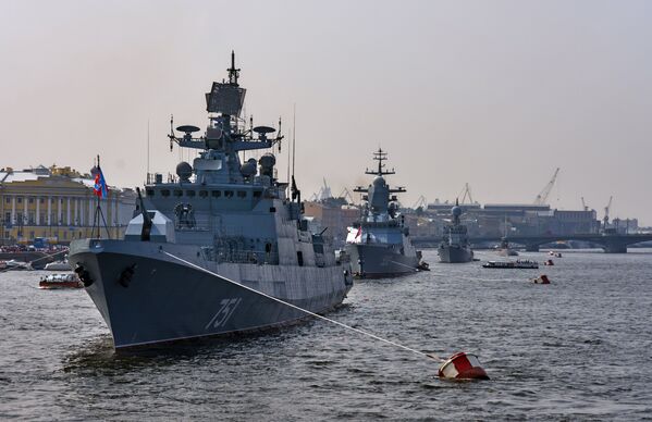 Сторожевой фрегат Адмирал Эссен вошел в акваторию Невы для участия в параде ко Дню ВМФ