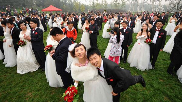 Массовая свадьба на Национальном стадионе в Пекине