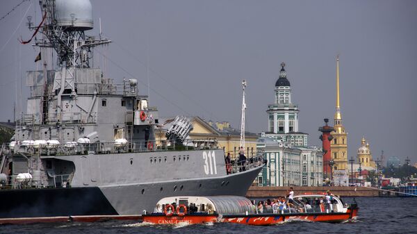 Малый противолодочный корабль Казанец в акватории реки Невы