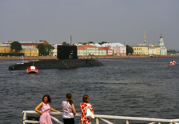 Дизель-электрическая подводная лодка Краснодар в акватории реки Невы