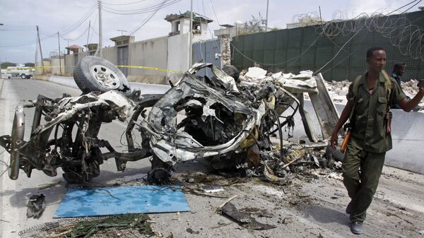 Место взрыва заминированного автомобиля у базы Африканского союза в Могадишо, Сомали. 26 июля 2016