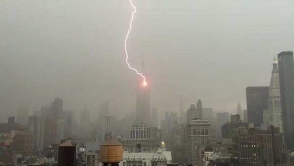 Молния ударила в небоскреб Нью-Йорка