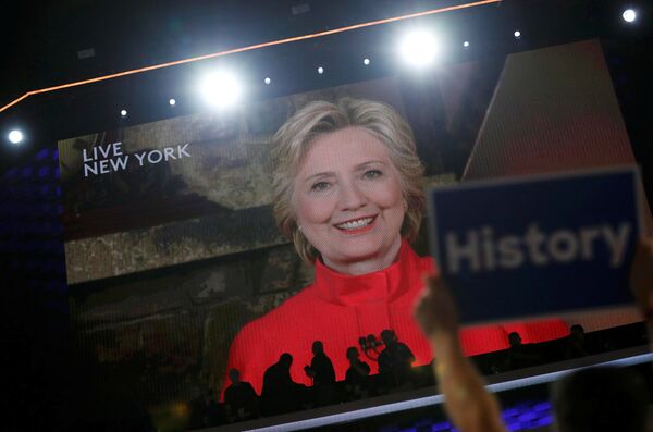 Кандидат в президенты США Хиллари Клинтон во время обращения к съезду Демократической партии по видеосвязи. 26 июля 2016