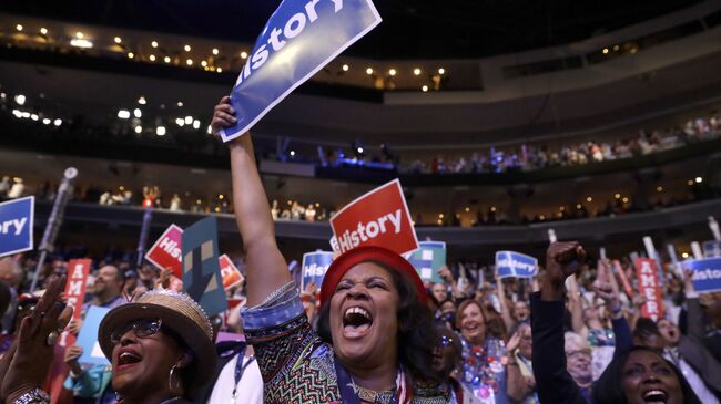Делегаты во время общенационального съезда Демократической партии в Филадельфии