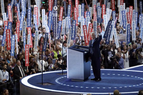Билл Клинтон обращается к делегатам во время общенационального съезда Демократической партии в Филадельфии