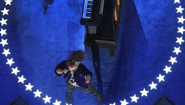 Певица Алиша Кис выступает во время общенационального съезда Демократической партии в Филадельфии