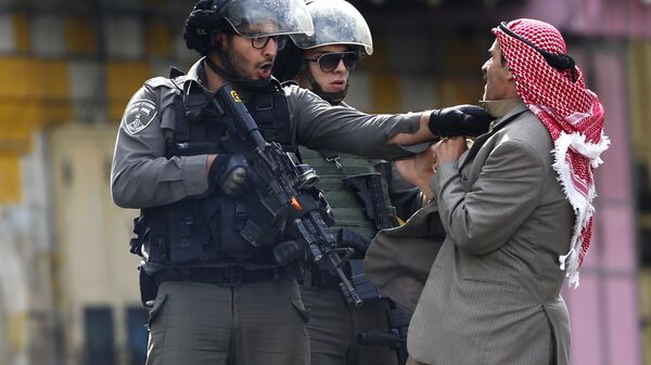 Сотрудники полиции Израиля во время столкновений с палестинцами в Хевроне. Архивное фото