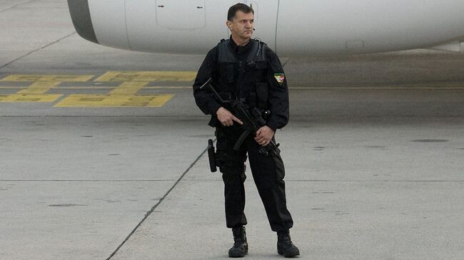 Сотрудник швейцарской полиции в аэропорту Женевы. Архивное фото
