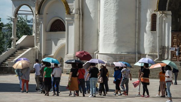 Иностранные туристы на Соборной площади Московского Кремля