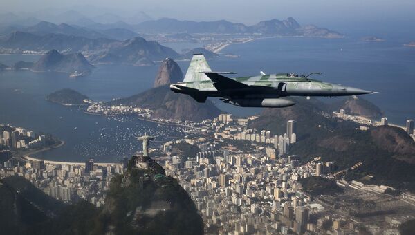 Истребитель вооруженных сил Бразилии F-5 над Рио-де-Жанейро. 14 июля 2016