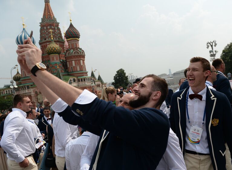 Игроки олимпийской сборной России по волейболу Александр Волков и Дмитрий Волков на Красной площади в Москве