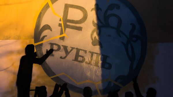 Граффити в поддержку рубля на стене дома № 42 по улице Боровой в Санкт-Петербурге. Архивное фото
