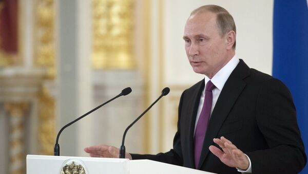 Президент России Владимир Путин выступает на встрече в Кремле с членами олимпийской сборной России в преддверии ее проводов для участия в Олимпийских играх в Рио-де-Жанейро.