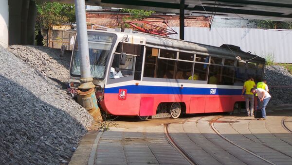 Последствия схода с рельсов вагона трамвая на шоссе Энтузиастов