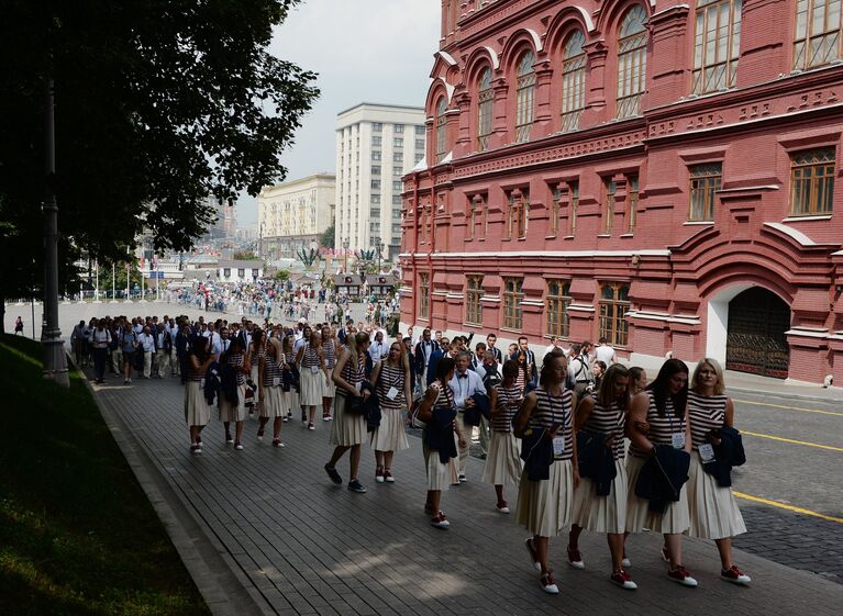 Члены олимпийской сборной России после завершения церемонии возложения цветов к Вечному огню в Александровском саду в Москве