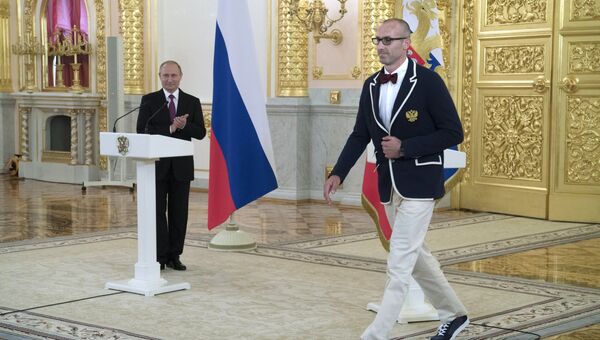 Президент России Владимир Путин и волейболист, олимпийский чемпион Сергей Тетюхин на встрече в Кремле